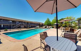 Large Studio With Patio And Pool